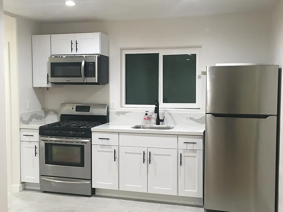 1048 W 60th Pl