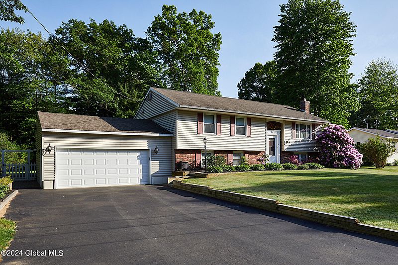 3rd image of 11 Sylvan Lane