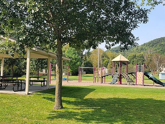 Neighborhood park very close