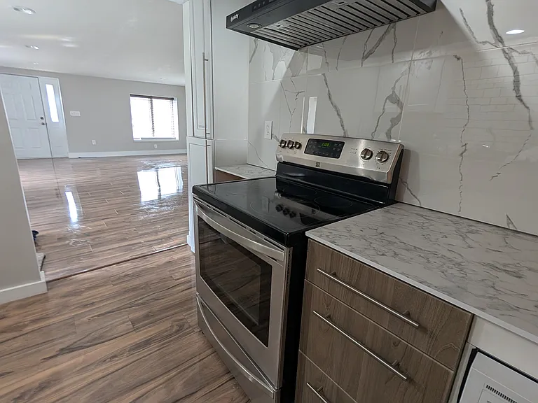 358 S Craig Ave — Photo 2