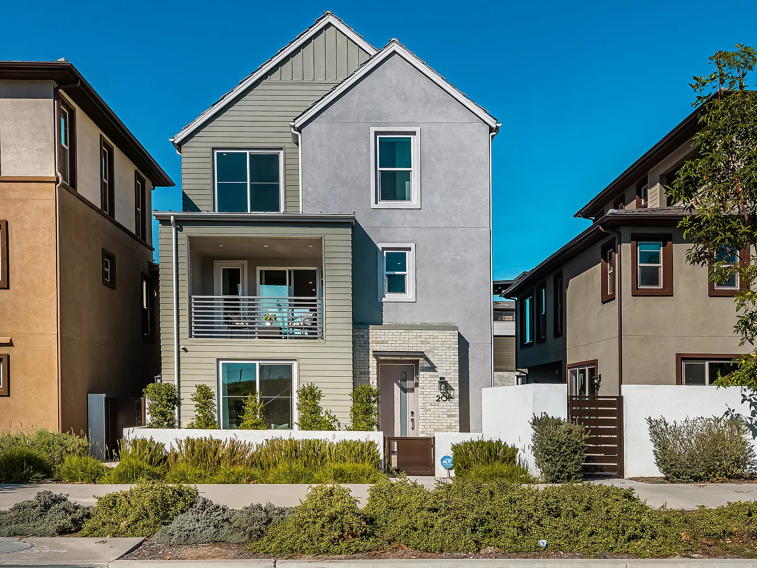 4 bed, 3.5 bath, 2246 sqft, $5,995 — Photo 1