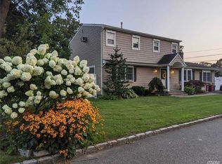 20 Bardolier Ln, West Islip, NY 11795