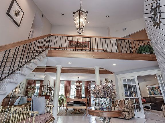 2nd image of 10 Tamara Ct