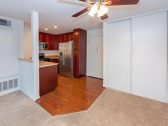 3rd image of 5530 Owensmouth Ave APT 332