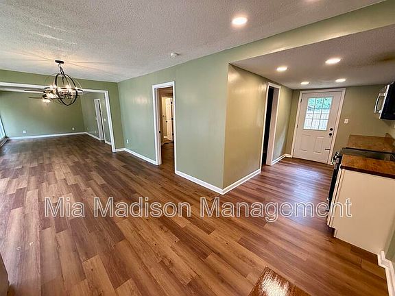 5th image of 2233 E Derenne Ave