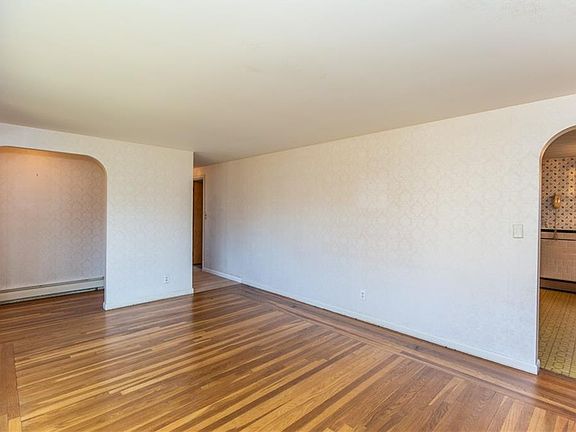 4th image of 158 Fairfax Dr
