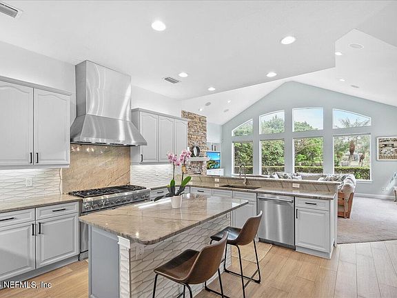 3rd image of 422 SUMMERSET Drive