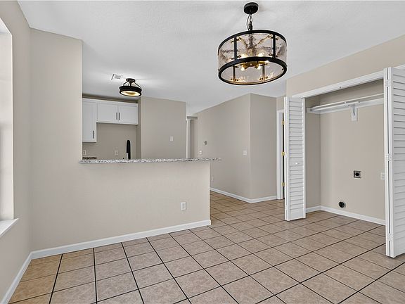 4th image of 765 Hackberry St
