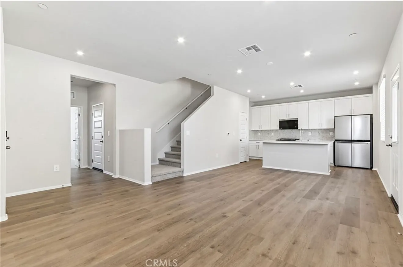 4 bed, 1865 sqft, $3,549 — Photo 3