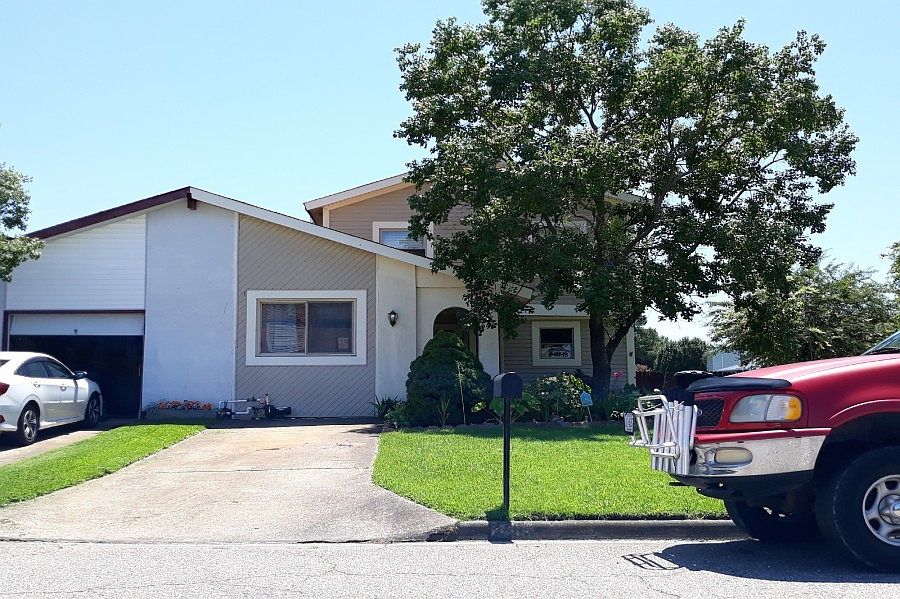 1st image of 996 Barrington Ct