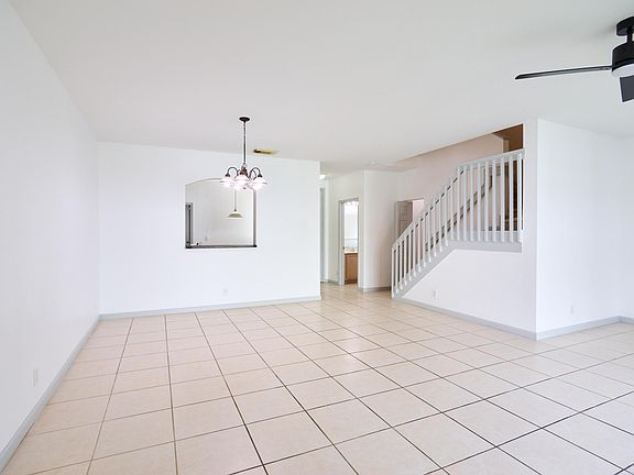 3rd image of 2052 Oakhurst Way
