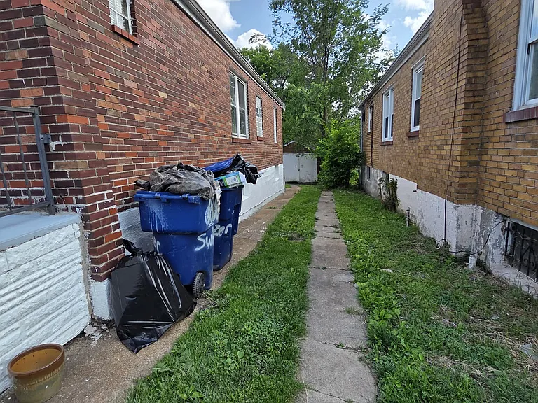 Long driveway for multiple vehicles off-street parking!