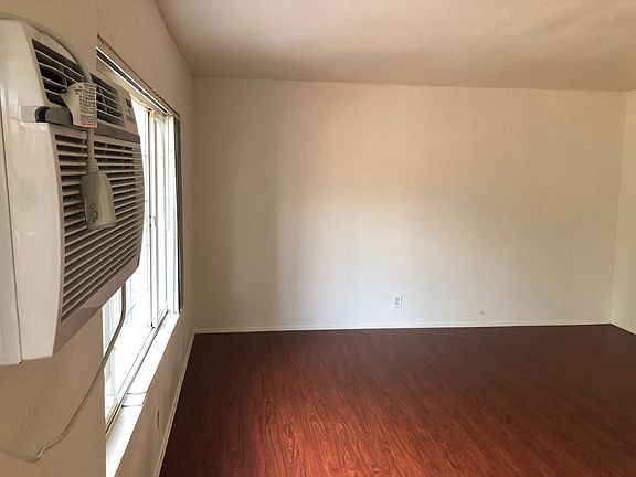Large Living Room w/ Brand New AC