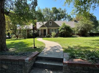 801 E Manor Rd, Independence, MO 64055