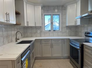 118 Sherman Ave #B, Williston Park, NY 11596
