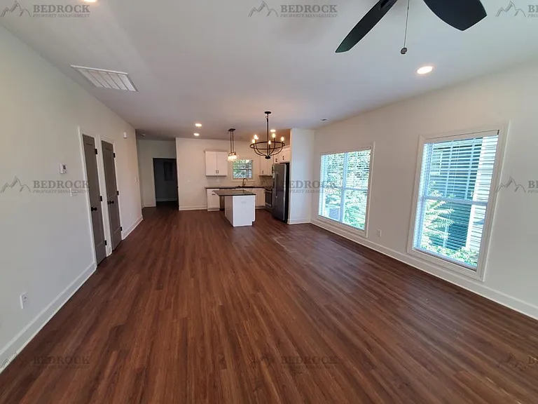 617 Wellingburg Rd SE — Photo 3