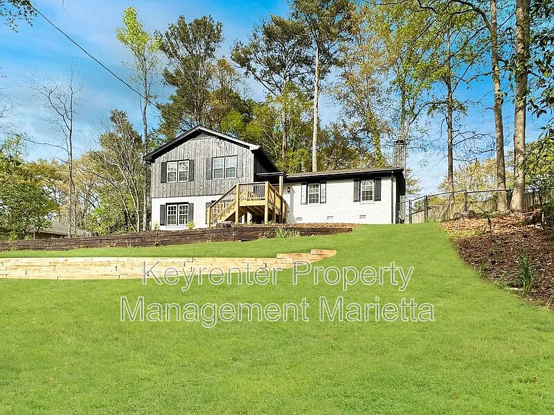 Building Photo - 651 Inglis Dr SE