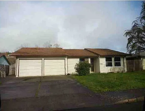 607 NE Bockes Loop photo 1