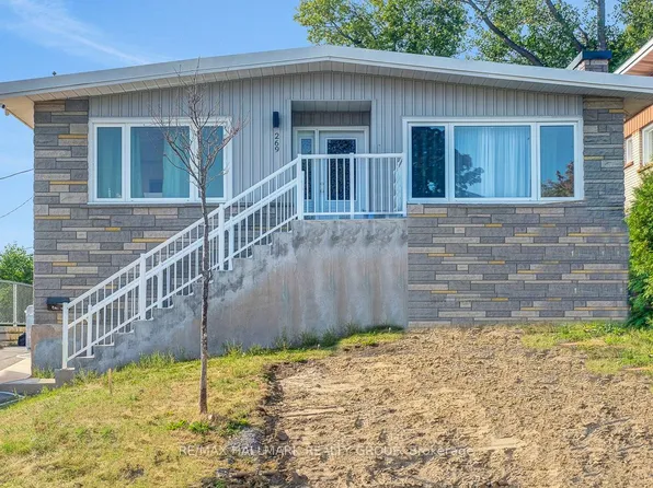 269 Michel Cir, Ottawa, ON K1L 7P4