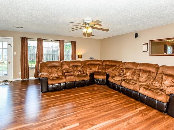 4th image of 2220 Portland Dr