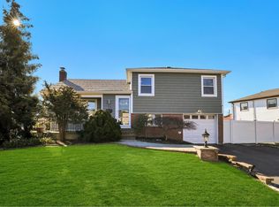 16 Walnut Dr, Syosset, NY 11791