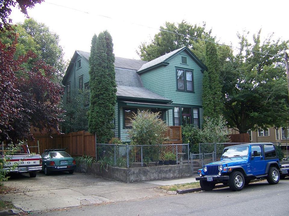 Front of house with driveway parking
