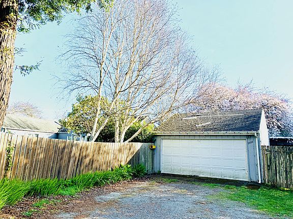 2nd image of 2022 Hazelwood Ln