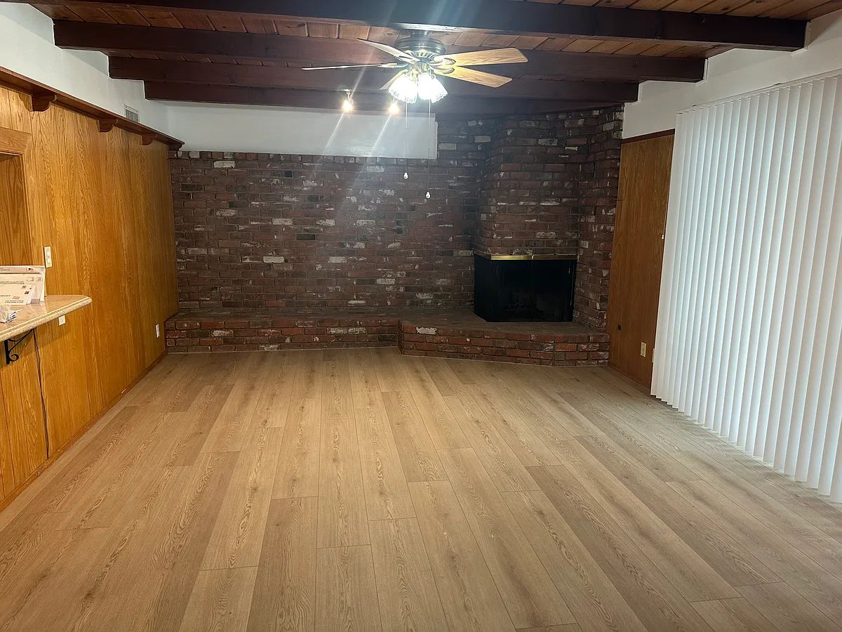 Building Photo - 1050 W La Deney Dr