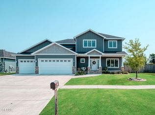 5880 E Prairiewood Dr, Grand Forks, ND 58201