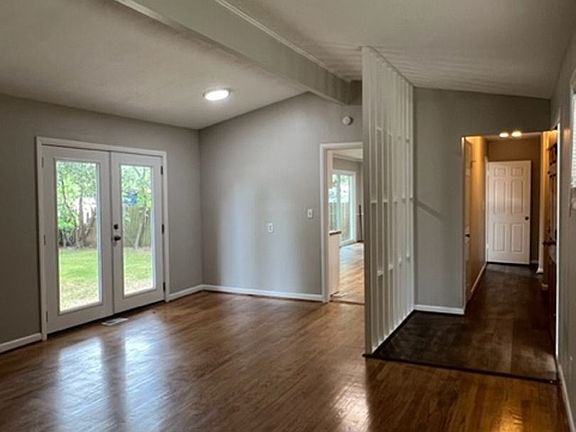 3rd image of 302 Pine Knoll Dr