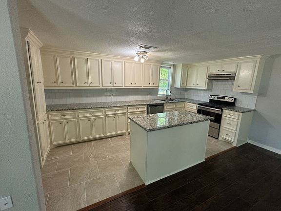 3rd image of 407 Wisteria St