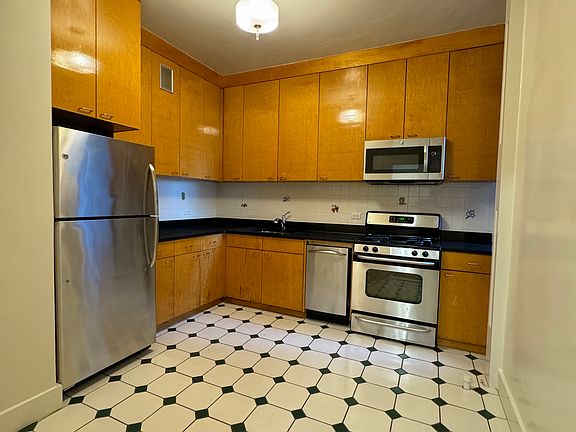 3rd image of 509 Cathedral Pkwy #9O