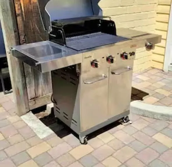 Gas bbq included.