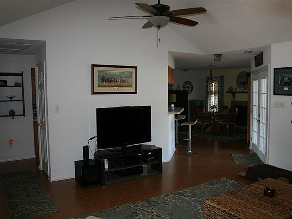 3rd image of 811 Huff Dr