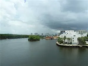 400 Kings Point Dr #301 — Photo 3