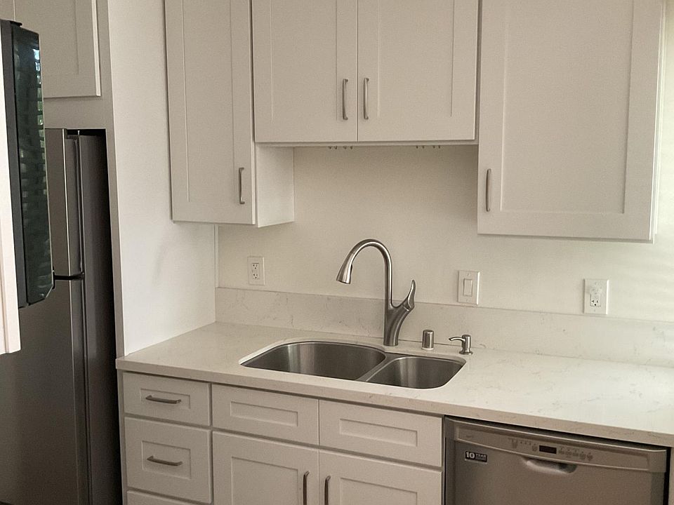 Kitchen - Sink w dishwasher