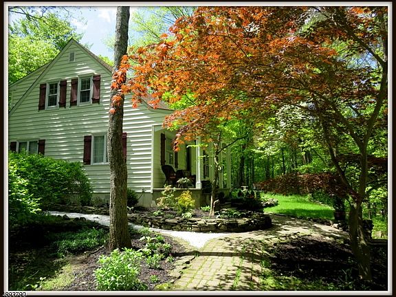 2nd image of 934 Ridge Rd