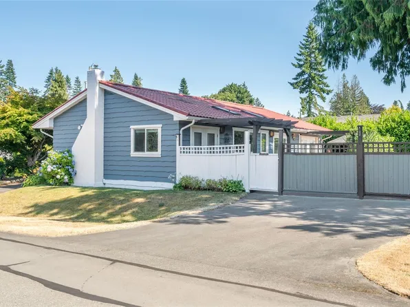 560 Eaglecrest Dr, Qualicum Beach, BC V9K 1E3
