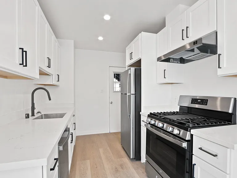 805 23rd St — Photo 4