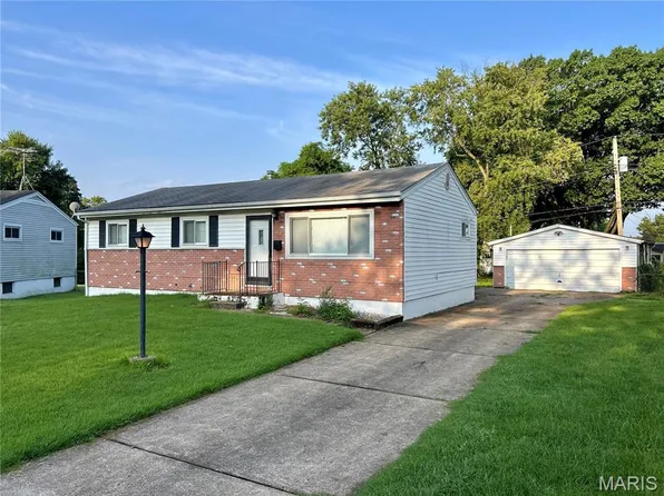 1085 Ermanda Dr, Florissant, MO 63033