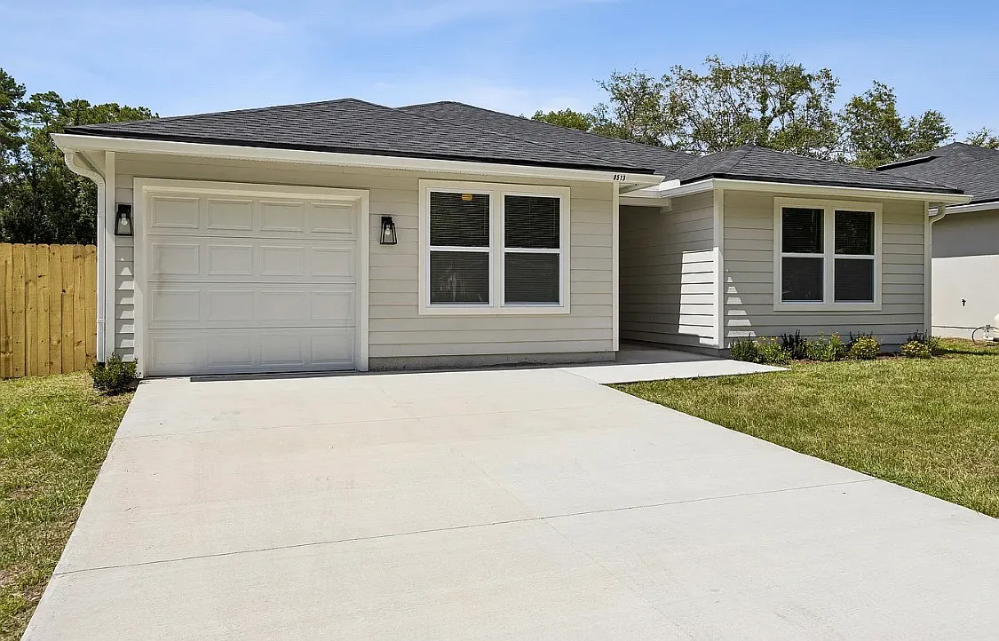 4 bed, $2,200 — Photo 1