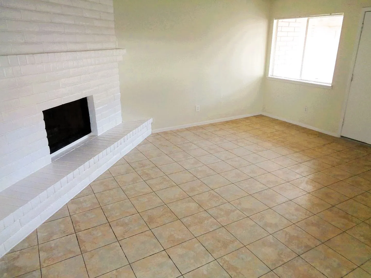 Adorable Single Level Eastside Duplex With Evaporative Air Located In Quiet Neighborhood — Photo 2