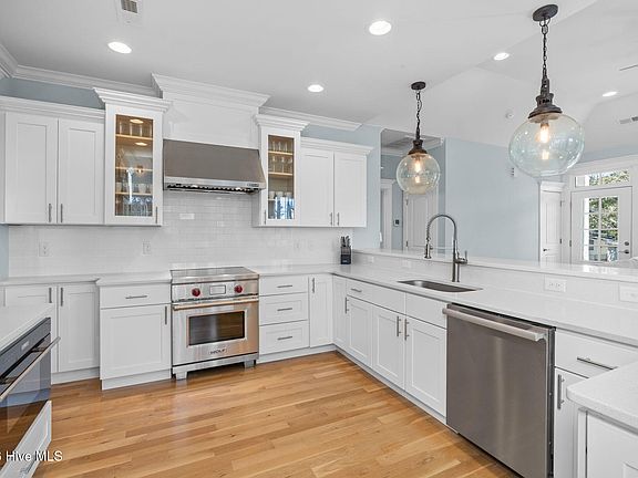 5th image of 111 SE 41st Street