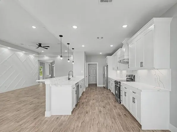 1220 Appaloosa Cir, Angleton, TX 77515