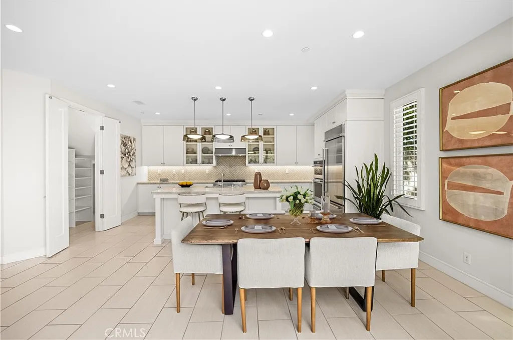 4 bed, 2424 sqft, $7,800 — Photo 3