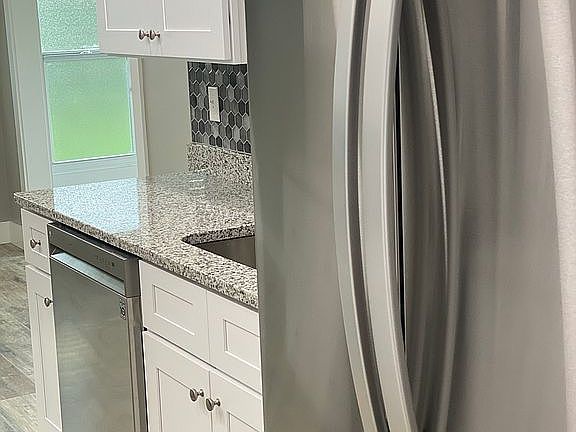 3rd image of 1221 Glendale Cir E