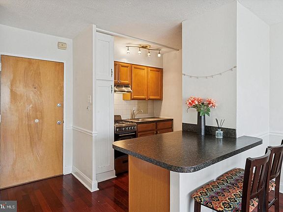 4th image of 2101-17 Chestnut St #14