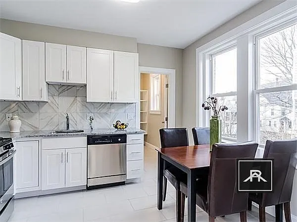 4 Leicester St #4 — Photo 2