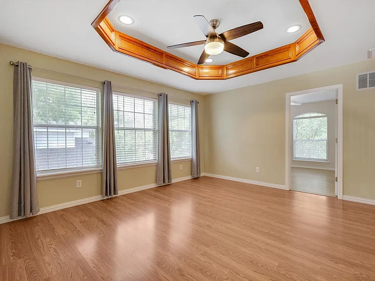 2nd-story game room separates two bedrooms