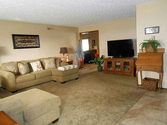 2nd image of 736 Honeysuckle Dr
